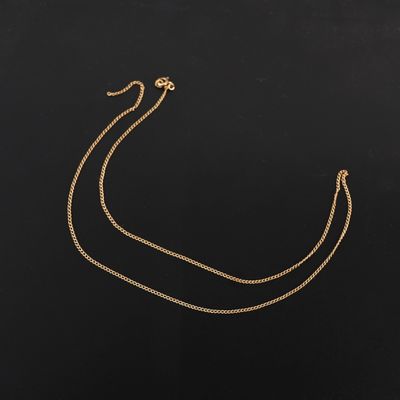 un collier en or avec une chaîne sur fond noir