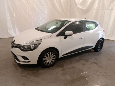 La voiture blanche est garée dans un garage recouvert d'une bâche blanche.