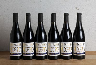 six bouteilles de vin rouge alignées sur une table en bois