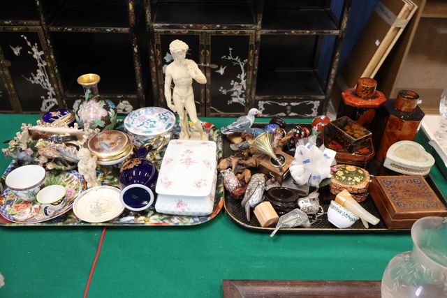 Ensemble d’objets de vitrine et décoration : sculpture, oiseaux e...