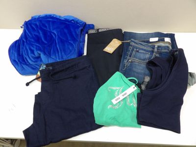 une pile de vêtements sur une table
