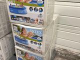 plusieurs cartons de produits pour bébés empilés les uns sur les autres