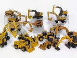 de nombreux engins de chantier qui se trouvent sur une surface blanche