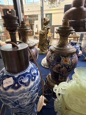 de nombreux vases exposés dans la vitrine d'un magasin