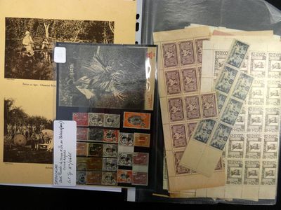 tout un tas de vieux timbres posés ensemble sur la table