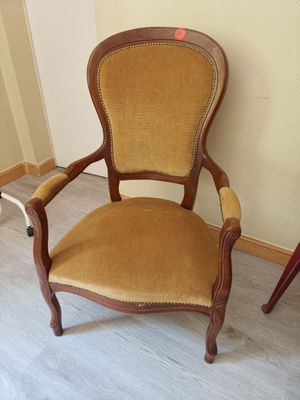 a chair that is sitting in the corner of a room