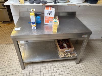 une table dans la cuisine sur laquelle sont posés tout un tas de plats