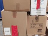 plusieurs cartons empilés les uns sur les autres dans un entrepôt