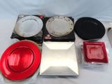 une assiette rouge et blanche, une assiette noire et blanche, une assiette rouge et blanche, une assiette noire et blanche, une assiette rouge et blanche et