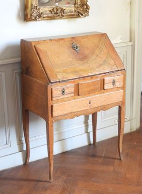 un petit bureau en bois avec un miroir accroché au mur