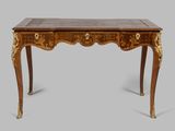 une petite table avec un plateau en bois et des ornements dorés sur les pieds