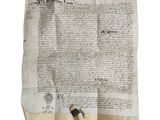 une feuille de papier sur laquelle il y a quelque chose d'écrit, posée sur une autre feuille de papier