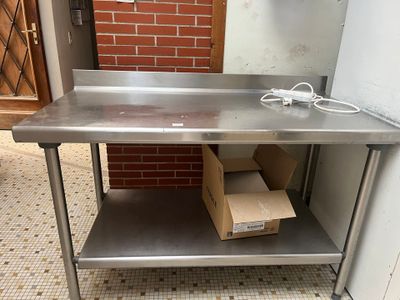 une table en métal sur laquelle est posée une boîte
