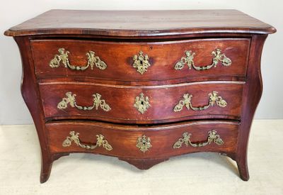 Commode Louis XV en noyer teinté acajou ouvrant à trois tiro…