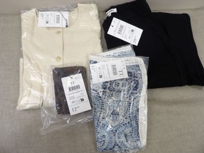 beaucoup de vêtements qui traînent sur un canapé