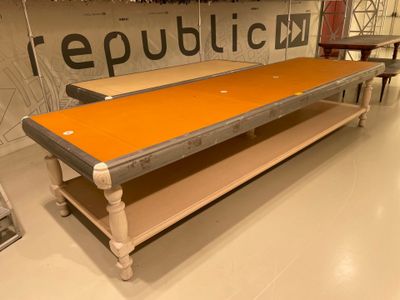 Grande table basse de présentation type "table de drapier" e…