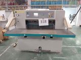 une machine posée sur le sol d'une pièce