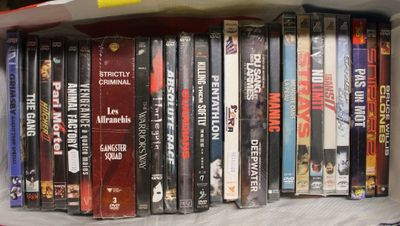 beaucoup de DVD sur l'étagère dans la pièce