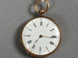 une montre de poche en or avec des chiffres romains