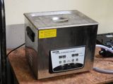 une petite machine posée sur une table