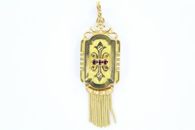 montre en or jaune avec chaîne et pompon sur fond blanc