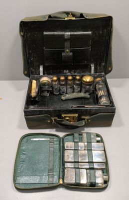 un coffret noir contenant des objets argentés et dorés
