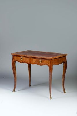 l'image d'une petite table avec un tiroir en dessous