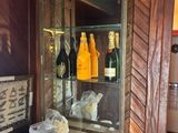 une vitrine en verre contenant des bouteilles de vin