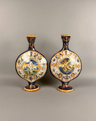une paire de vases bleus et dorés représentant un homme à cheval