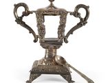 un trophée ancien en métal argenté, accompagné d'une cuillère et d'un repose-cuillère