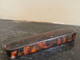 une mallette noire et orange posée sur une table noire