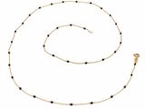 un collier composé de perles noires et d'une chaîne dorée