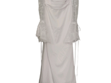 une robe blanche posée sur un mannequin, devant un fond blanc