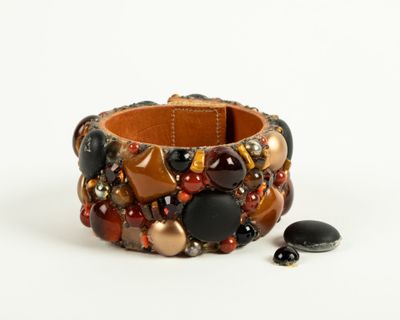 bracelet à manchette orné de perles, avec des pierres noires, marron et orange