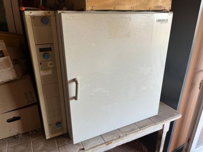 un réfrigérateur blanc posé sur une table dans une pièce