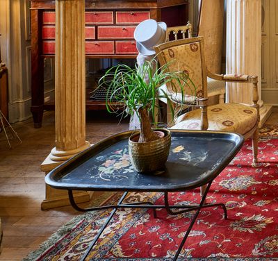 un salon meublé, doté d'une grande fenêtre