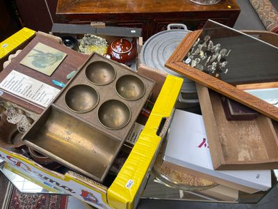 une table sur laquelle sont posés plusieurs objets