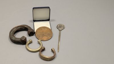un petit morceau de métal et un autre petit morceau de métal posés sur une table