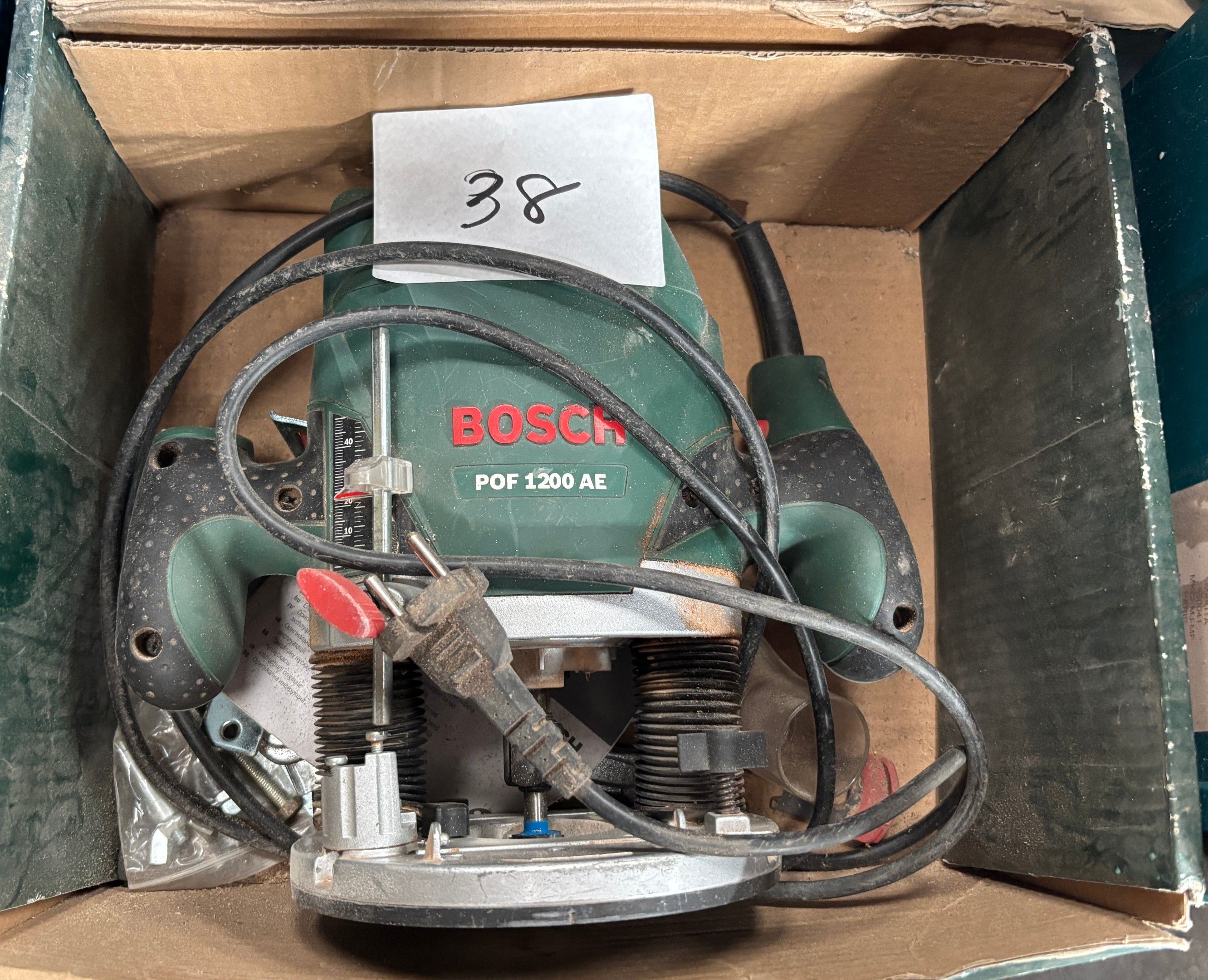 Défonceuse filaire BOSCH POF 1200 AE Vendu sur requête volontaire, frais acheteur 25% TTC, pas de TVA récupérable