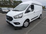 la camionnette blanche est garée dans un parking avec d'autres voitures