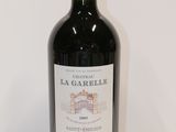 une bouteille de vin posée sur une table