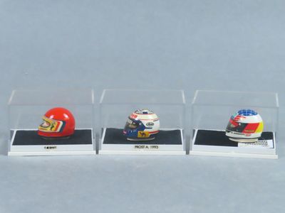 trois types différents de petites voitures dans une vitrine