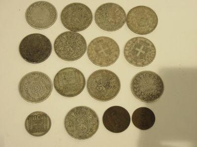 plusieurs pièces de monnaie sont disposées en cercle sur une surface blanche