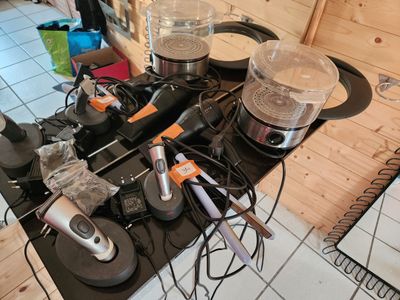 une table sur laquelle sont posés plusieurs appareils électroménagers
