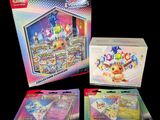 Trois cartes à collectionner Pokémon se trouvent dans une boîte sur fond noir