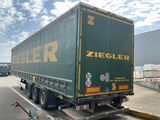 un camion qui est garé dans un parking