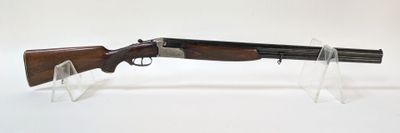 un vieux fusil de chasse au canon en bois, posé sur un socle en acrylique transparent