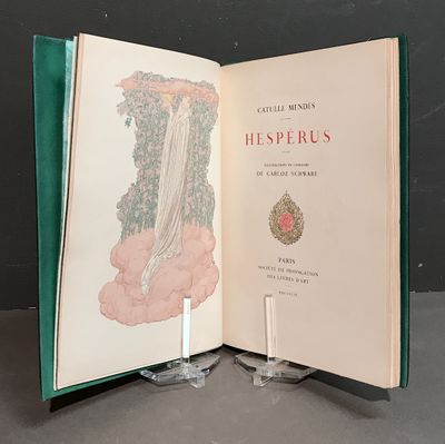 un livre ouvert dans lequel figure l'image d'une cascade