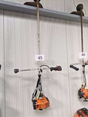 de nombreuses chaînes accrochées au mur d'un immeuble