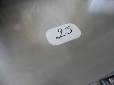 une photo d'un lave-vaisselle en acier inoxydable sur lequel est collé un autocollant